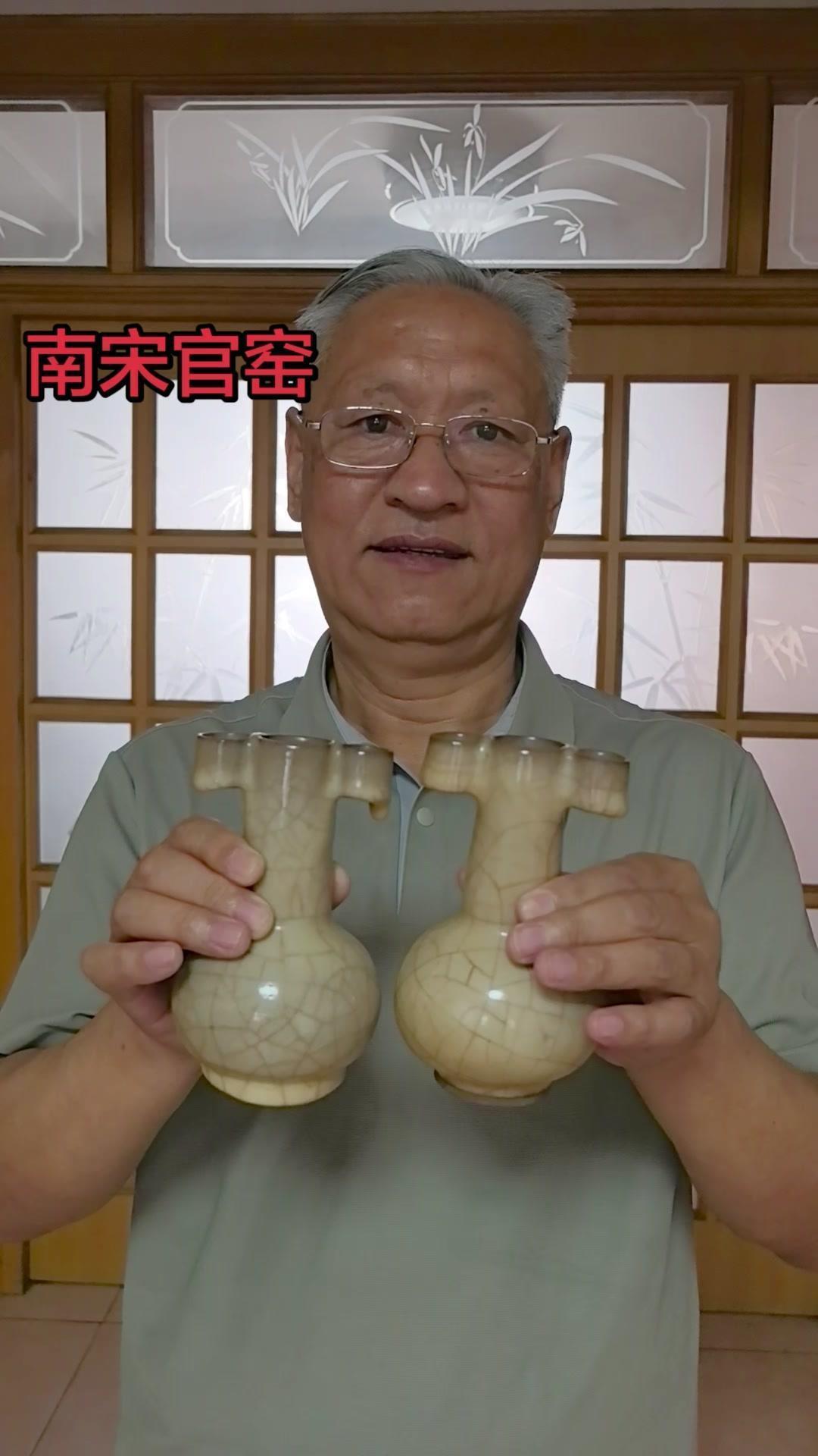釉色米黄，厚薄不一，口沿处薄且胎色变黑，垂釉呈明显泪滴状。开片深且多样，底足修修