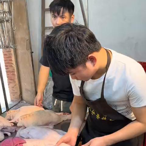 江西学员实操制作脆皮烧鸭的打气环节。