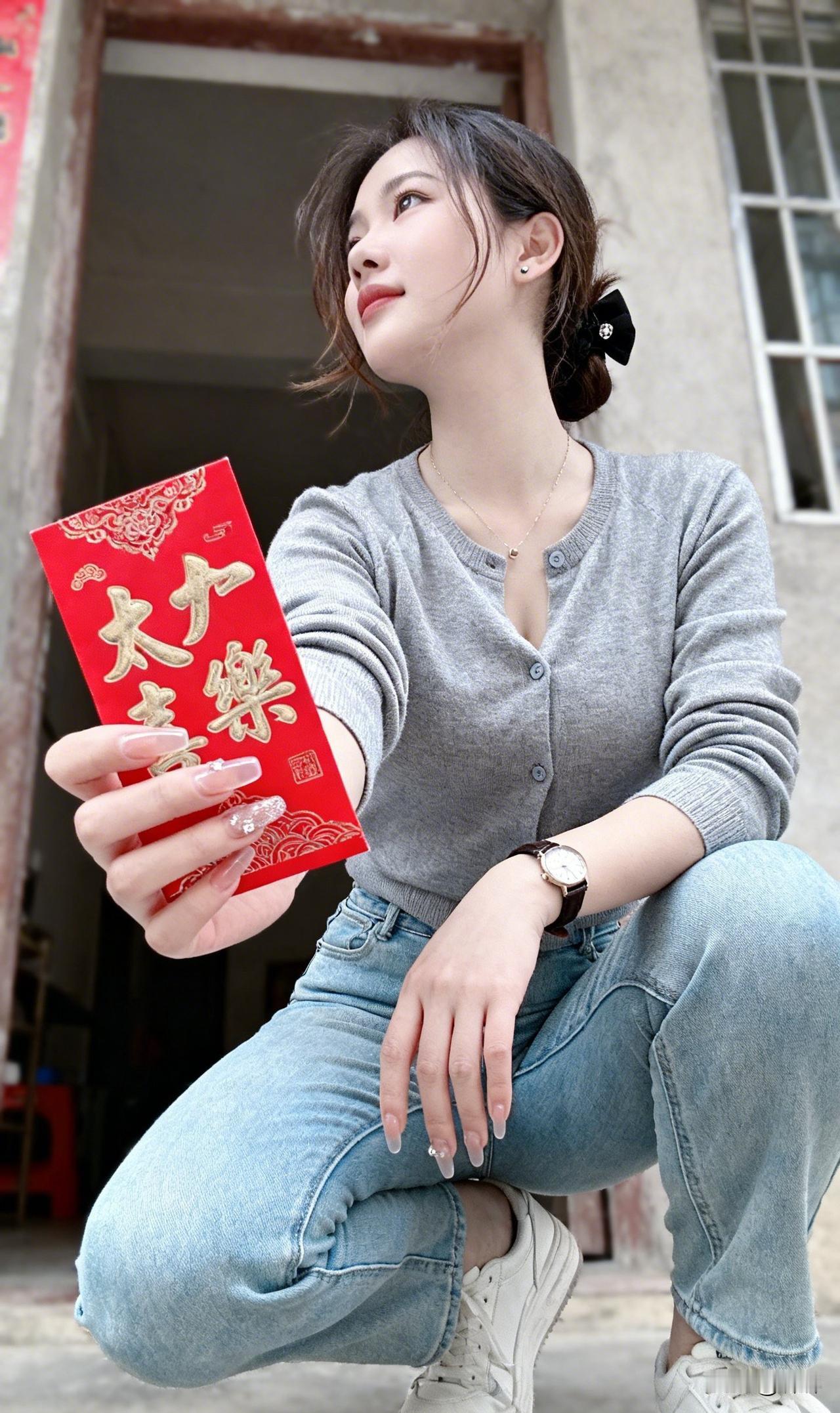 夜深了，夜深了。窗外的烟花一簇簇炸开，像我们短暂的爱，绚烂而迅速地熄灭。我独自守