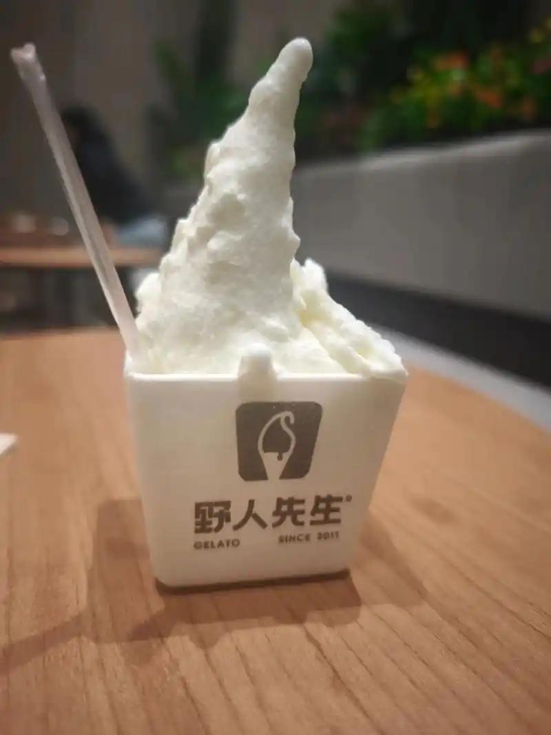 商场里二十多块的手工冰淇淋，和蜜雪冰城3块的甜筒，差距真不在原料上。
野人先生全