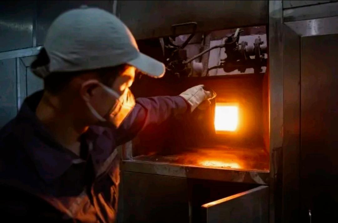 900℃高温炉前守一天，这个23岁小伙的工作，很多人听完都不敢靠近
 
23岁小