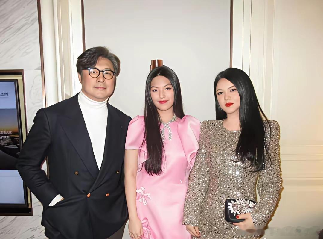 王诗龄换了个眉毛好看了很多呀，李湘瘦的这么快吗，上次机场还是那么胖的。 