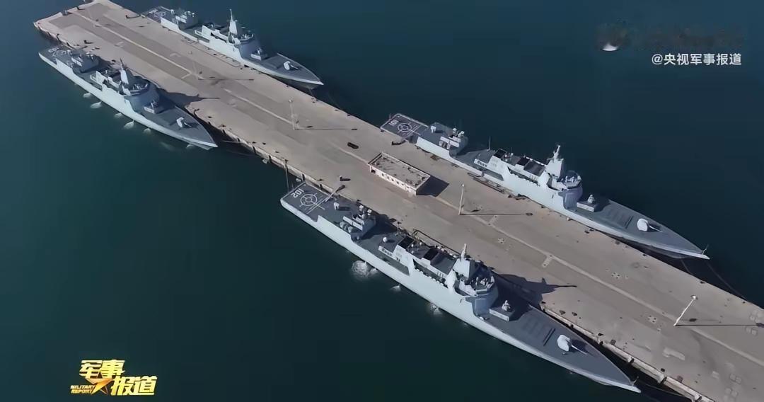 最近看到四艘055大驱停在军港的照片，那场面，直接给我震撼住了。央视曾公开北海舰