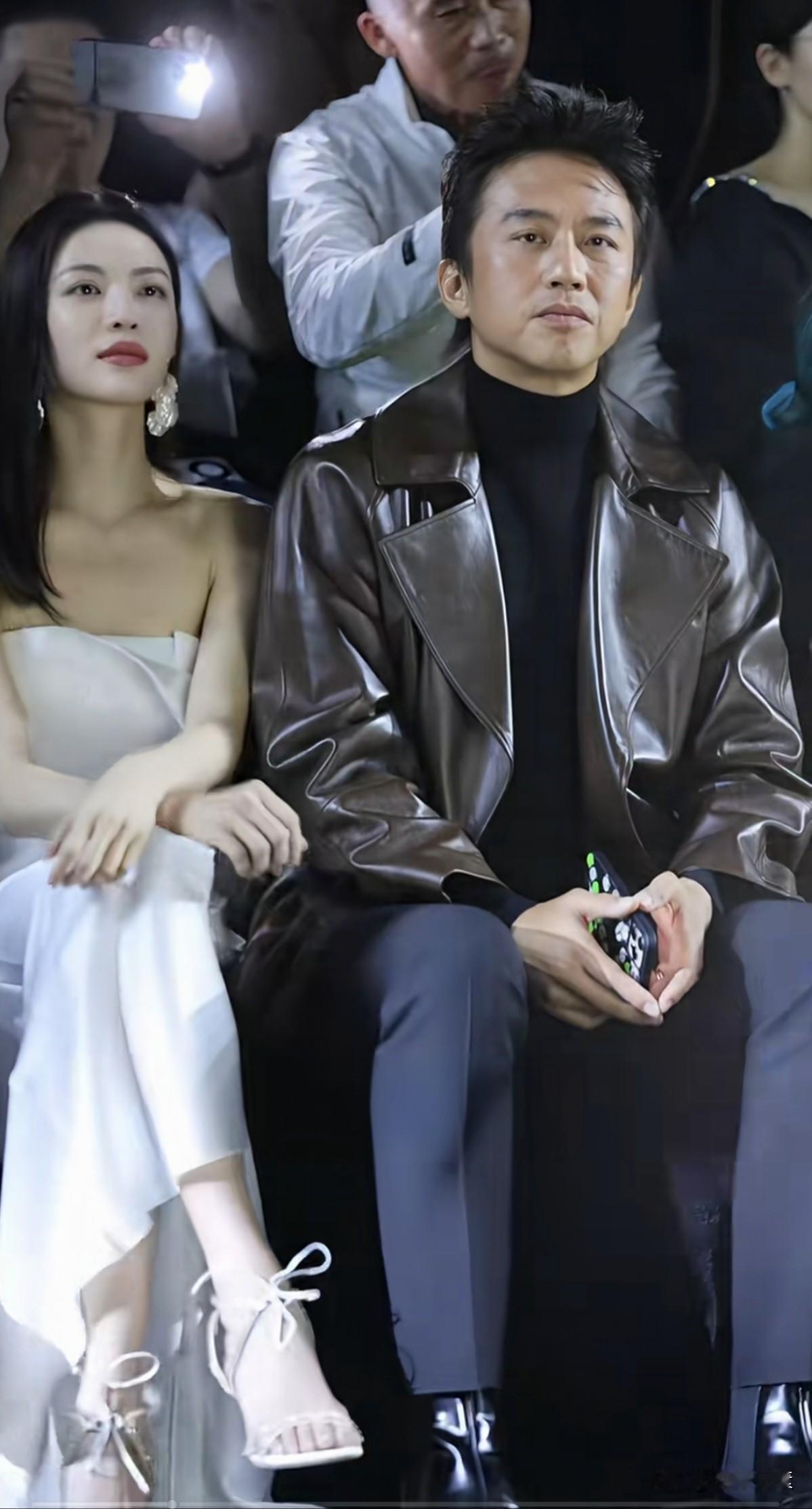 旁边的美女太靓了，
邓超却若无其事，目不斜视，
这也太有绅士风度了。