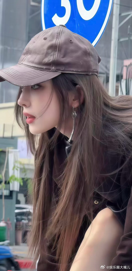 娜扎又美我一大跳 果然还是浓颜系最适合娜扎！这次造型确实太顶了，风情万种又明艳大