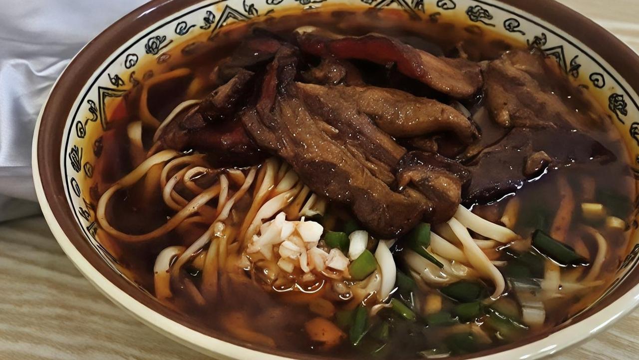 去马鞍山玩，尝了当涂徐记大肉面。它看着平平无奇，浓油赤酱里铺着几片五花肉，面条粗