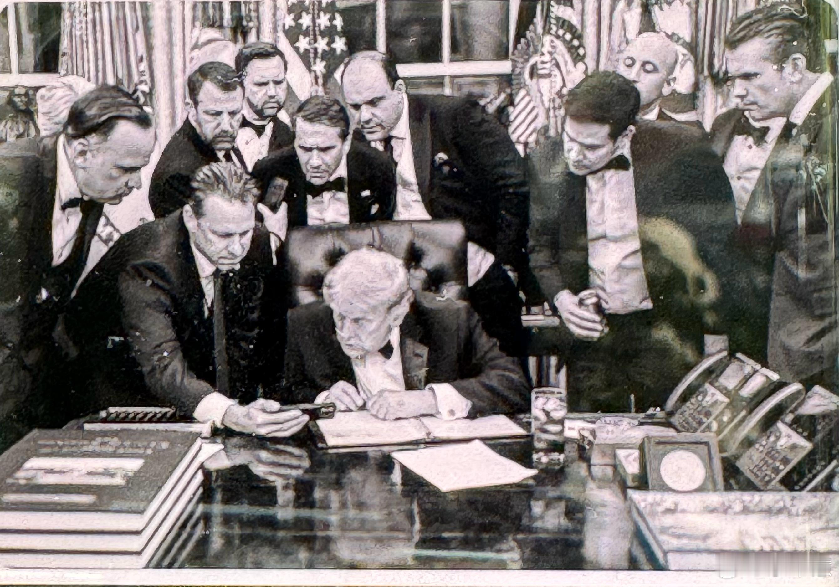 极尽讽刺！西装精英连夜救局，却治不好美国深层裂痕！这张照片真的讽刺感直接拉满了，