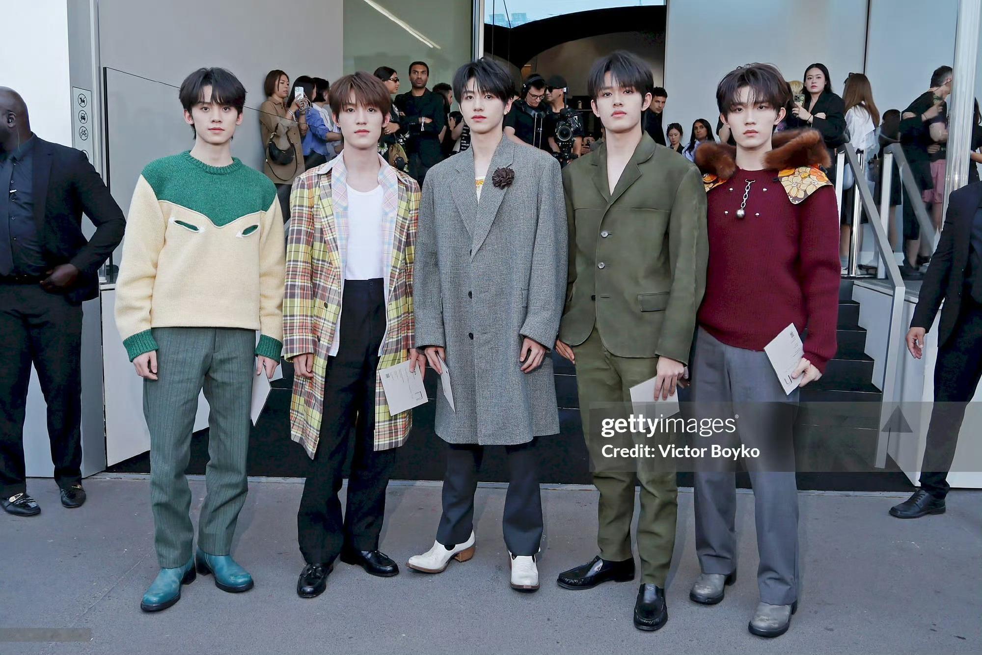 登陆少年米兰看秀状态💙 登陆少年米兰看秀生图  我们TOP登陆少年真的帅得有一