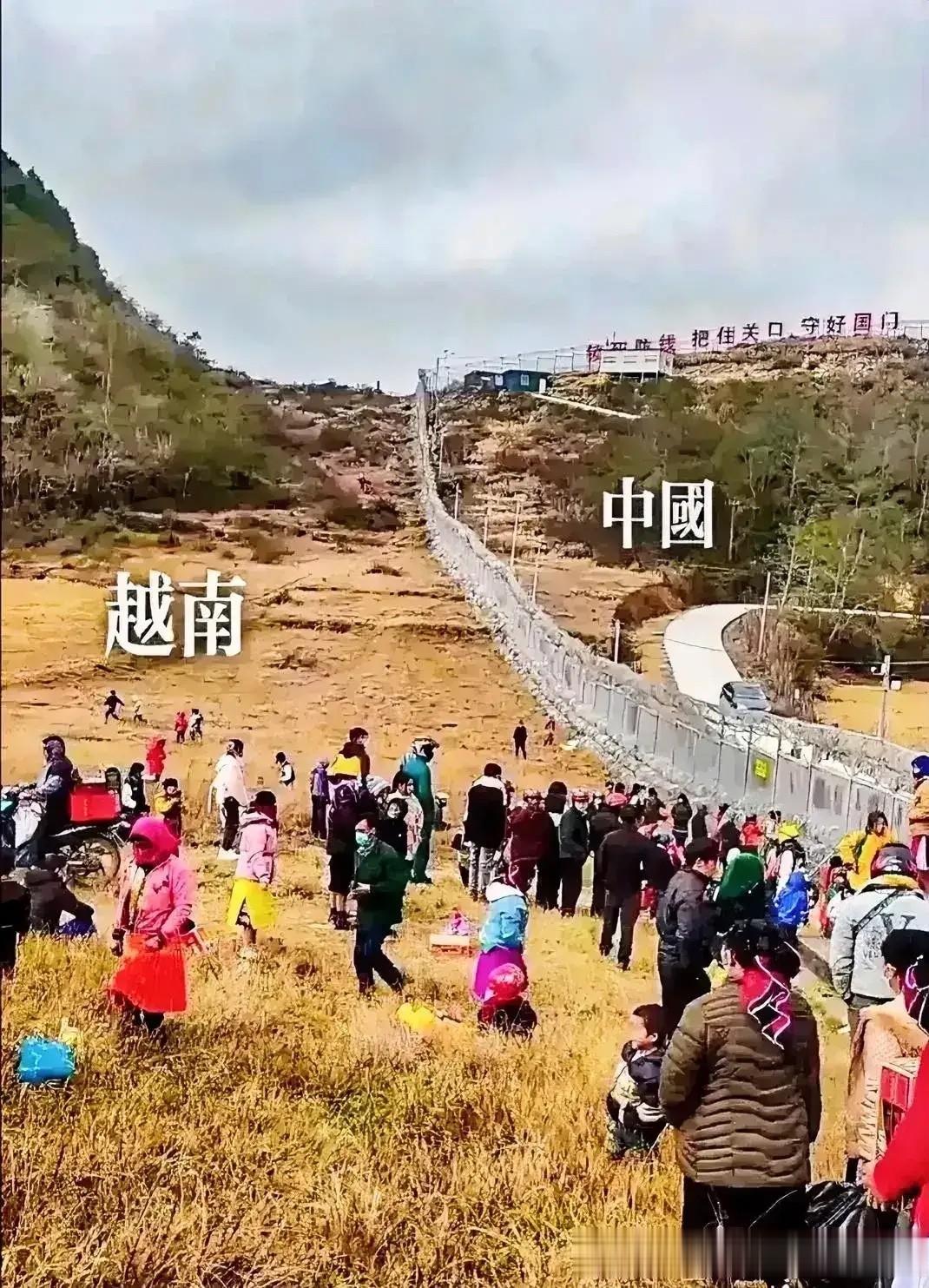 中越边境真实图片，很多越南人聚集在边境线，遥望着中国，想要去中国寻找一个机会。
