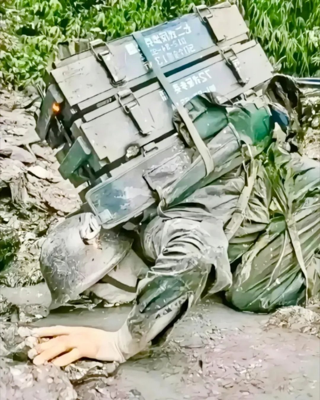 这是八十年代在对越自卫反击战战场上被随军记者抓拍到的一幕：这位解放军战士身体上背