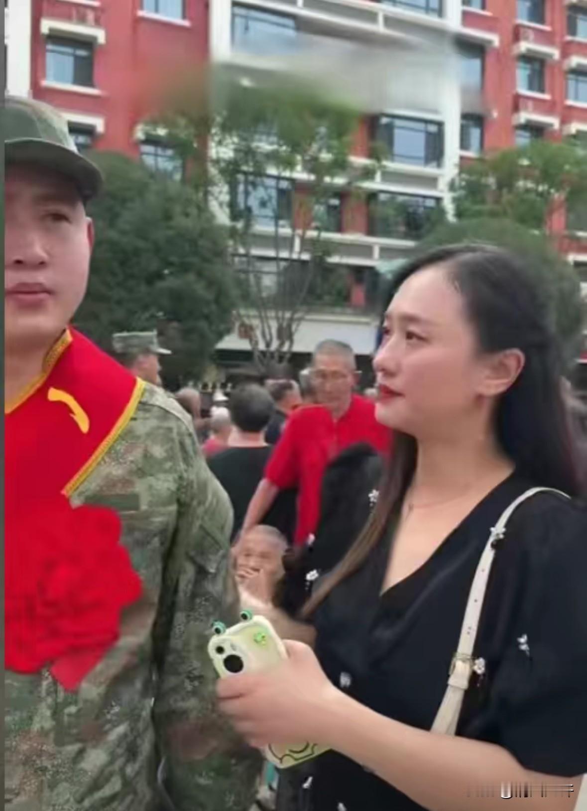 看哭了！一姑姑送侄子去参军，车站里别人都是爸妈送行，她却一个人站在队伍外面，眼泪