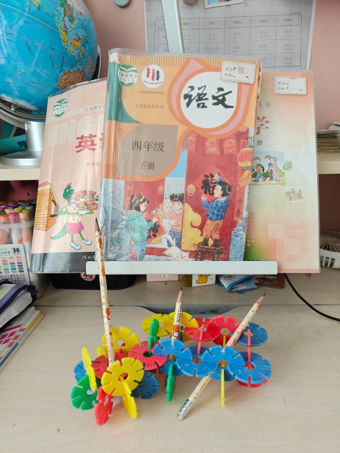 我妹期末考试把数学语文英语三本书在学习桌架起来了，用铅笔上香。听我妈说她站面前虔