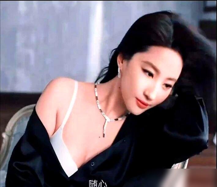 刘亦菲终于脱下了她的仙气。谁也没想到，神仙姐姐首次涉足内衣代言，竟然挑了个国民品