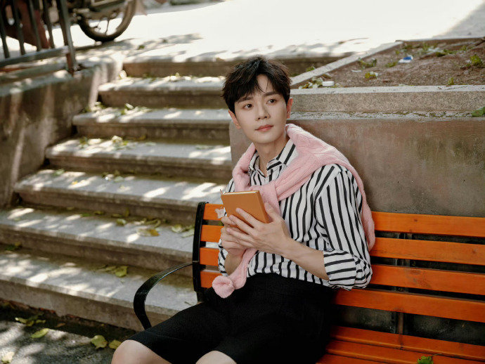 曹骏实力展示大眼瞪小眼 救命！曹骏生日会也太有梗了，实力展示大眼瞪小眼，呆萌模样