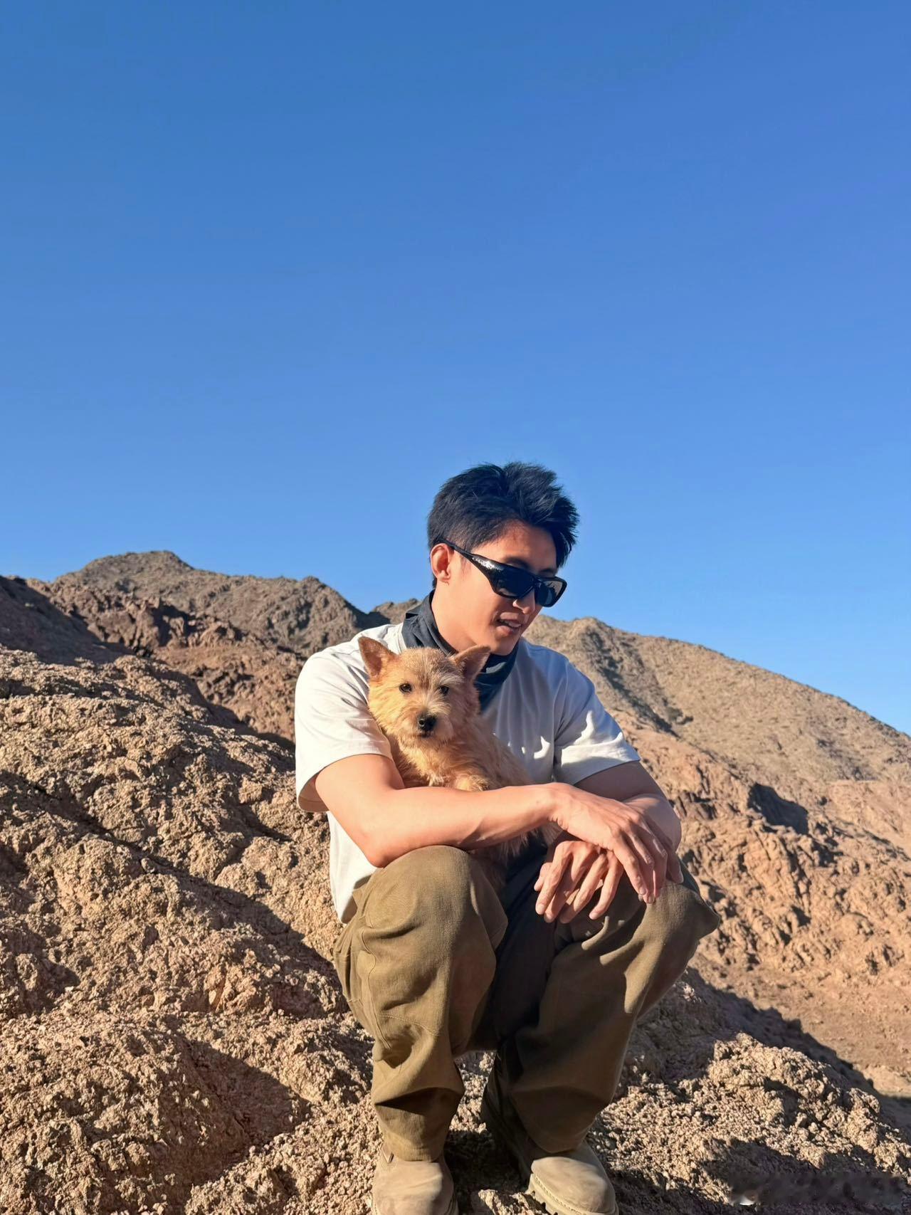 黄景瑜和他的好朋友 原来黄景瑜说的“好朋友”是他家小狗！把狗狗捧起来那一刻真的太