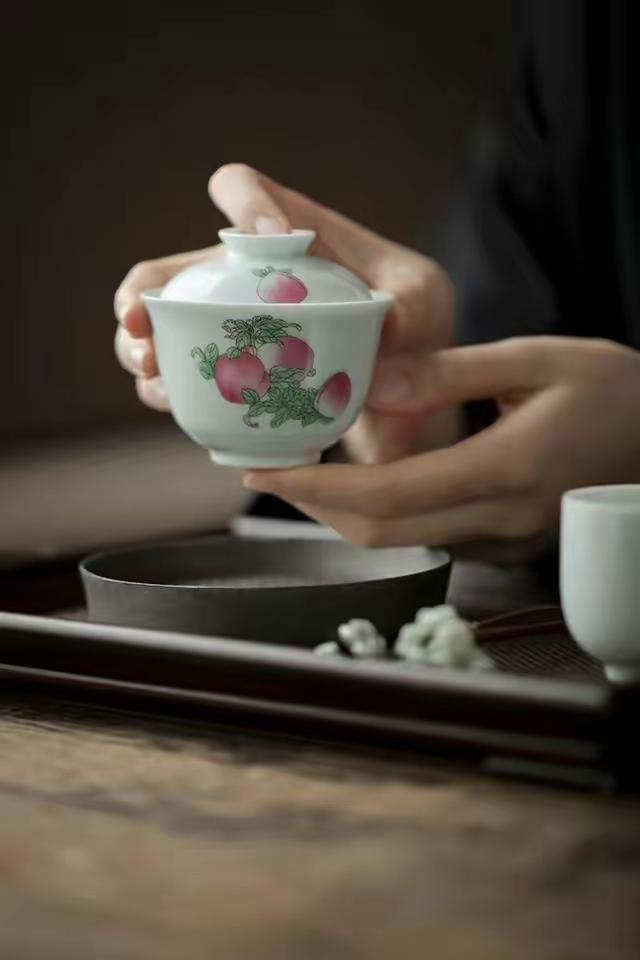 一位高人说：“恢复精神最快的秘诀，就是午后，寻一椅，靠墙端坐，闭目凝神。暂抛万念