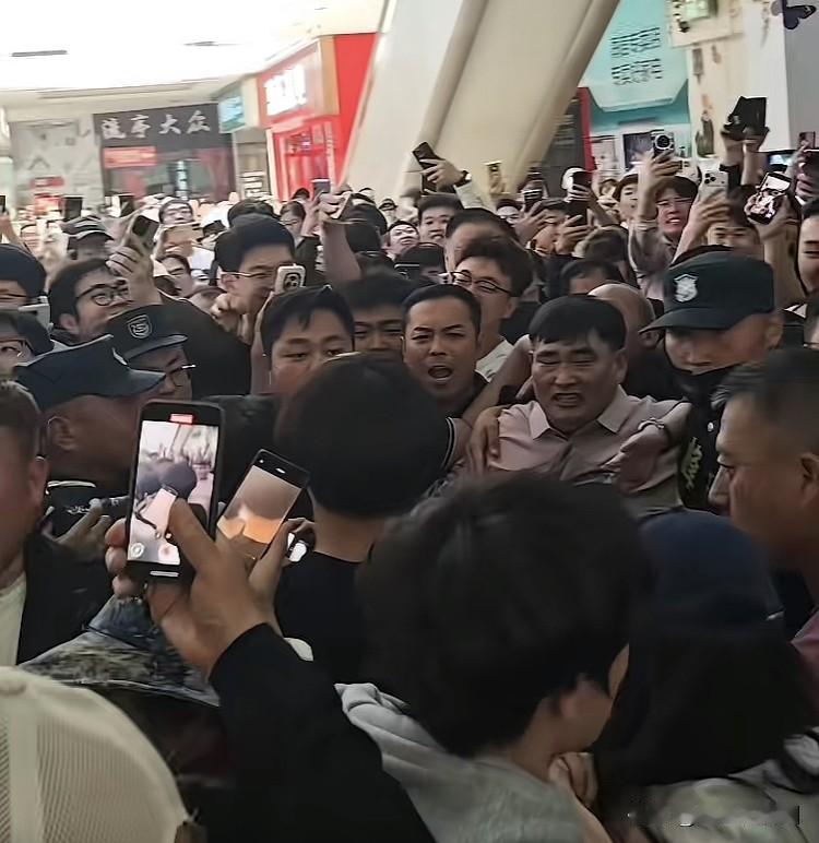 “大衣哥”被粉丝热情簇拥，
从这个角度来看，
朱之文的粉丝群体，
基本上都是……