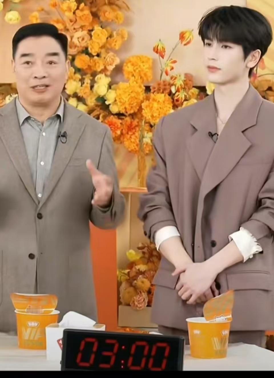 张凌赫 女孩一定得吃碳水张凌赫在互动中叮嘱女孩务必吃碳水，强调要选优质干净的，否