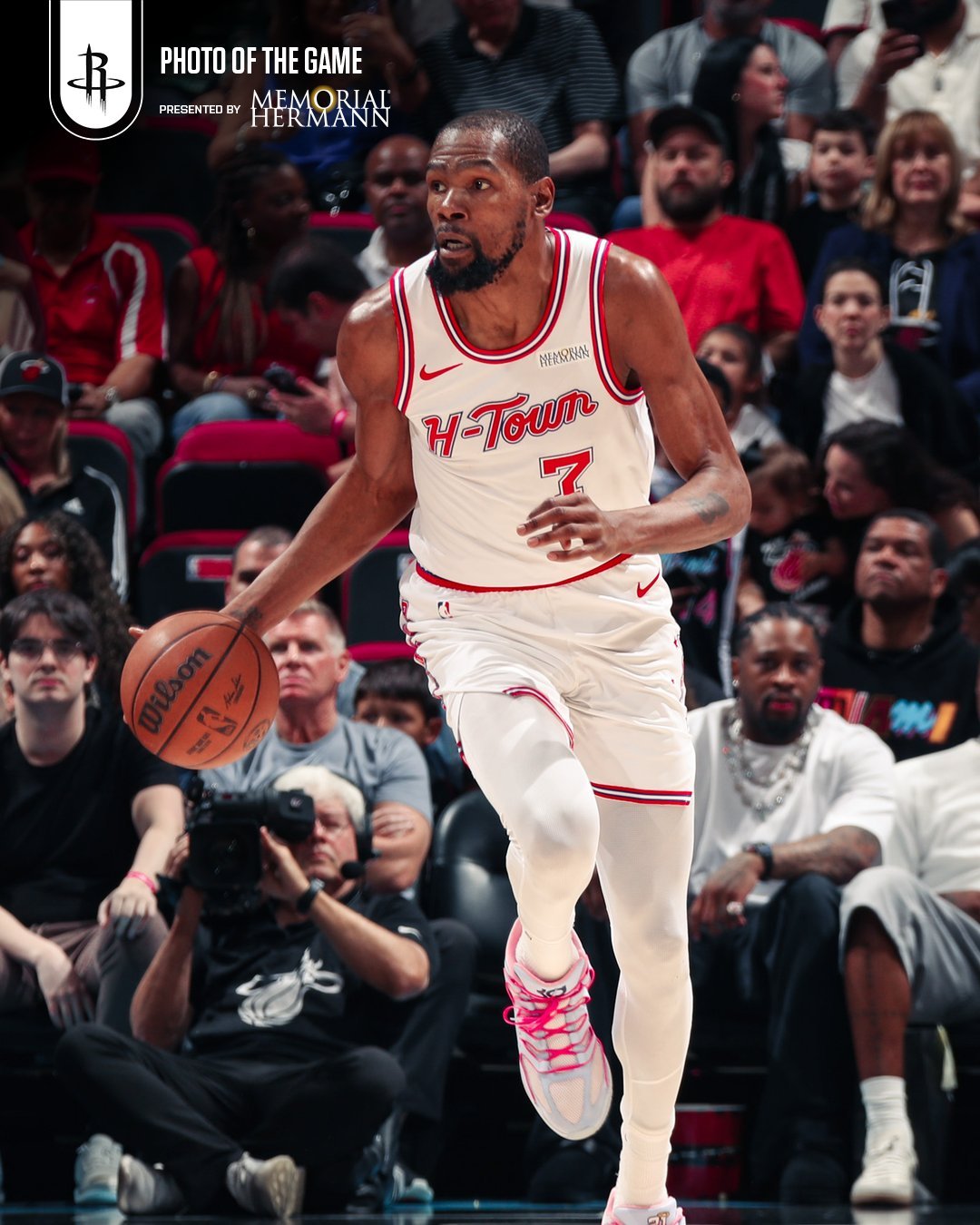 记者：“小贾巴里今天缺阵，对你们有多大影响？”杜兰特：“我们非常想念他，他在过去