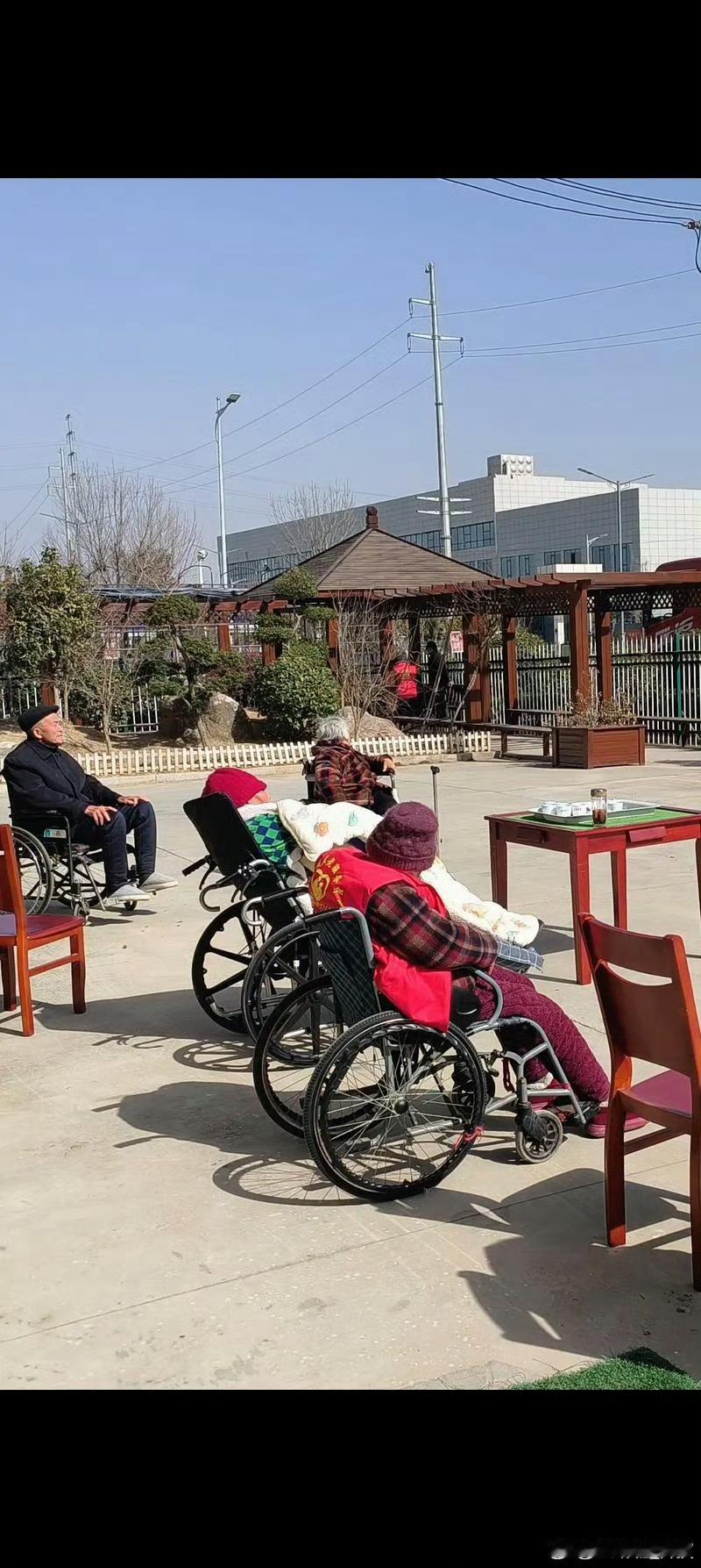 送父母去住养老院是不孝吗94岁老兵每日跨区探望失忆老伴失智老人居家照料难度极大，