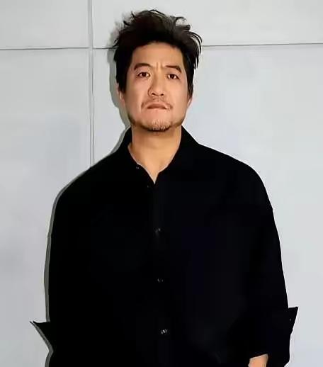 他可能是全中国最让制片人头疼的演员。片酬千万级，但一年只接一部戏。给再多钱，也绝