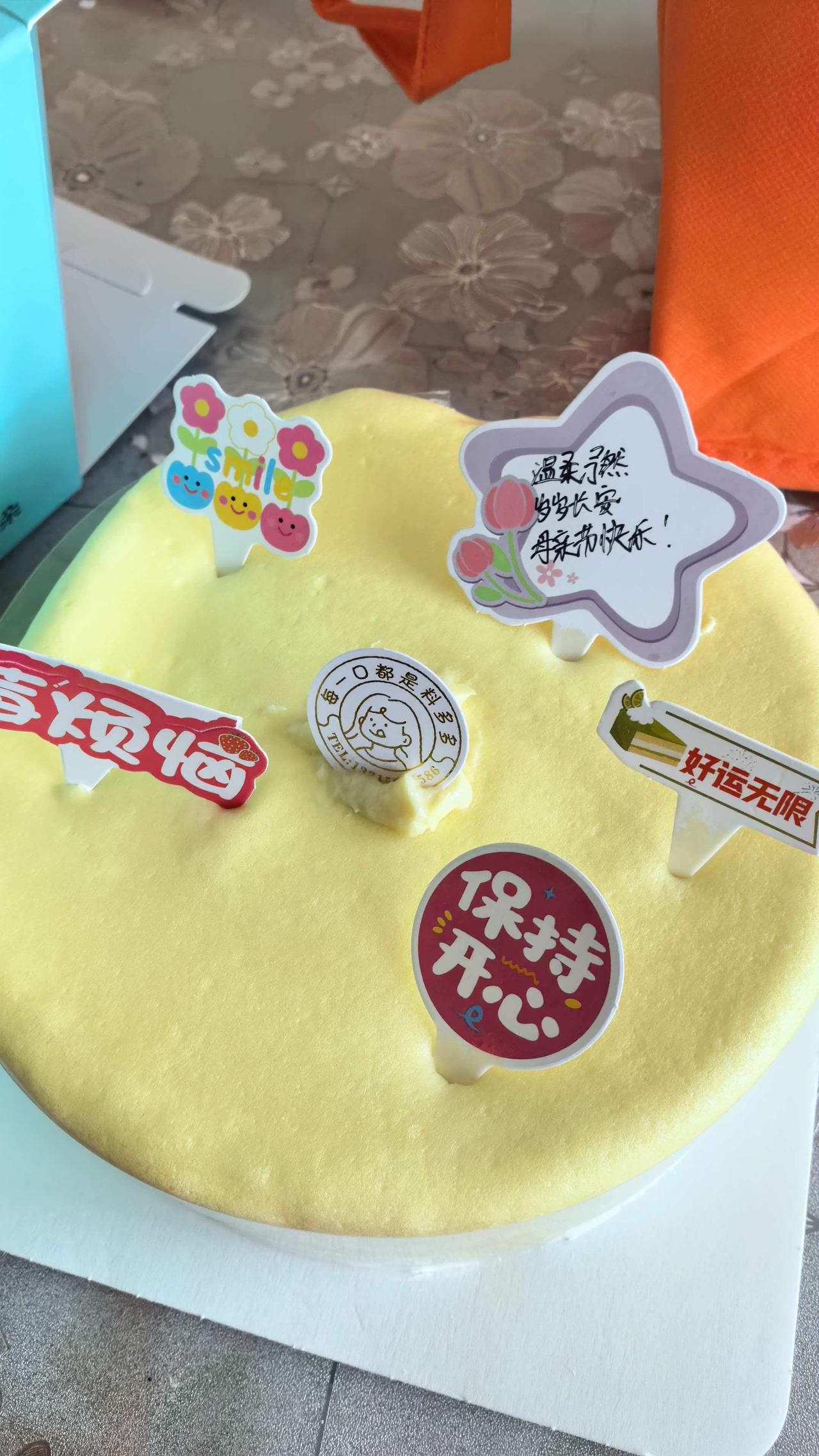 今天收到的特殊惊喜，礼盒榴莲蛋糕，这是媳妇给我订的母亲节礼物。

往年的母亲节，