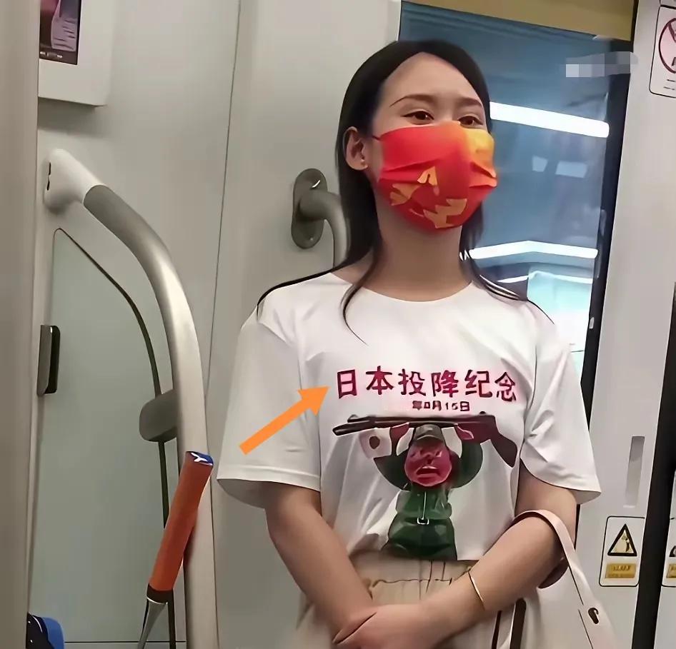 地铁中多人穿白色纪念T恤衫，8.5二战日本投降纪念日。