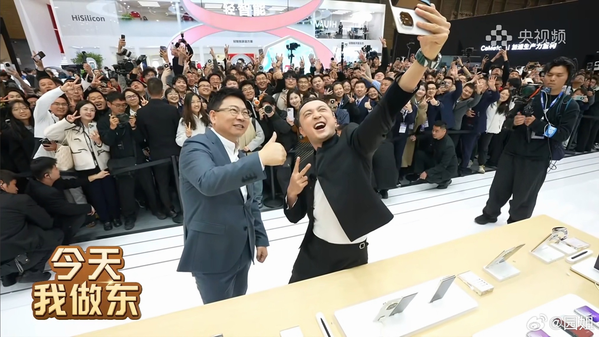 平时出差在机场休息室经常能看到很多人都用华为的折叠屏。其实折叠屏能从当年的“小众