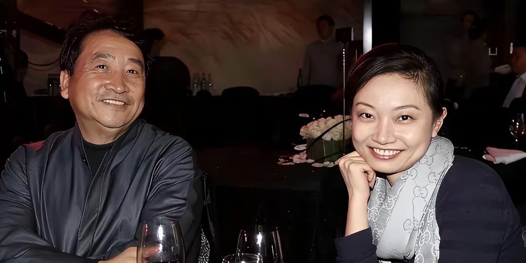 姜昆和他的女儿姜珊合影，
姜珊曾经一度希望在娱乐圈发展，姜昆虽然不赞成，并强行中