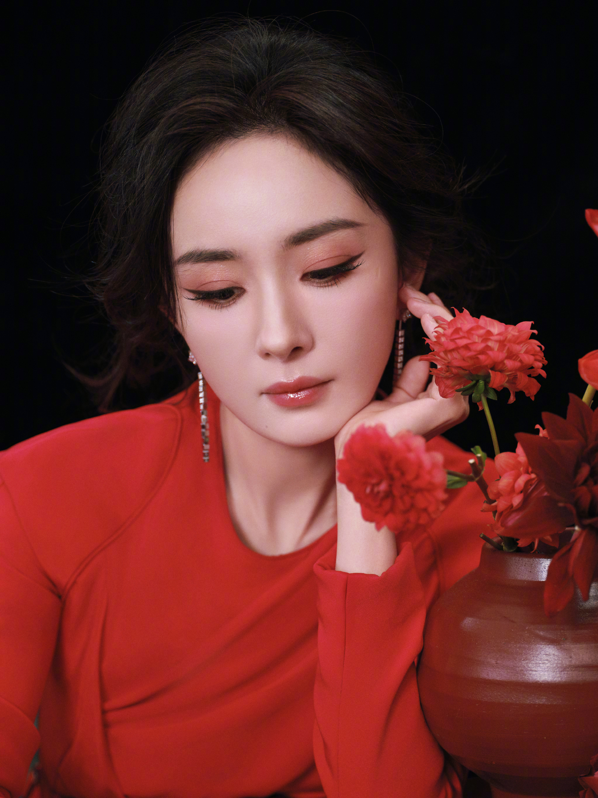 杨幂 花影倚肩，似低语，似暗涌。