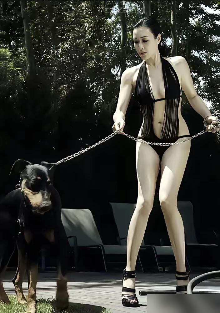 55岁钟丽缇就因为穿了件深V裙，直接在直播间跟黑粉开火了。
三亚那艘游艇上，风