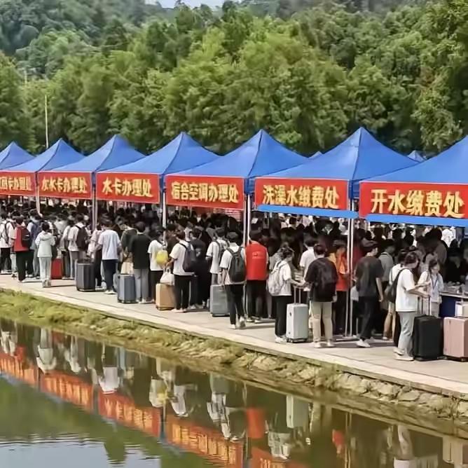 不知道大家在这里四年能学到多少东西，但是看看这个开学的架势，就跟自由市场一样的，
