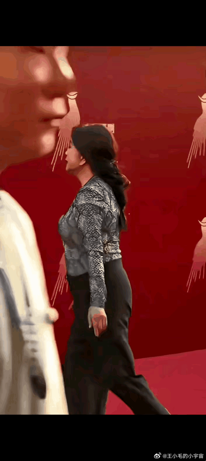 果然是人老心不老啊！刘晓庆在活动上像个二十多岁的年轻人一样转身小跑，这一个画面真