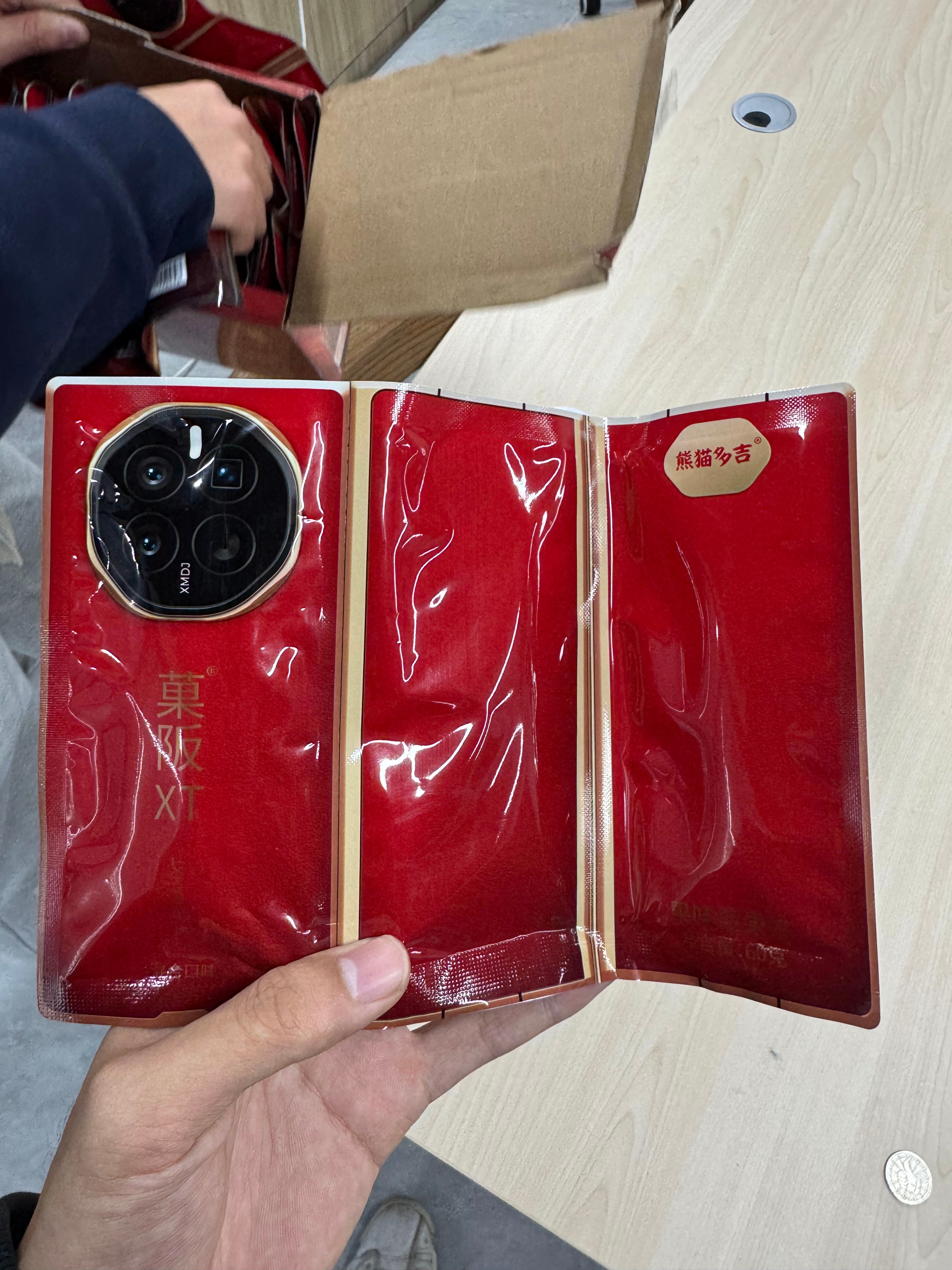 前两天在网上看到三折叠果冻，艾米丽立马就下单了一盒[允悲]现在全工作室都有三折叠