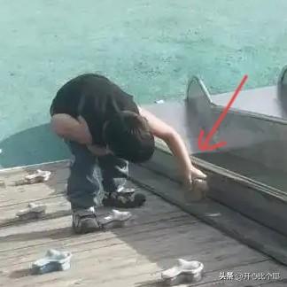 这不得火上人民日报！

四川5岁小孩哥，在公园玩滑滑梯时，裤子被露在滑梯外的钉子