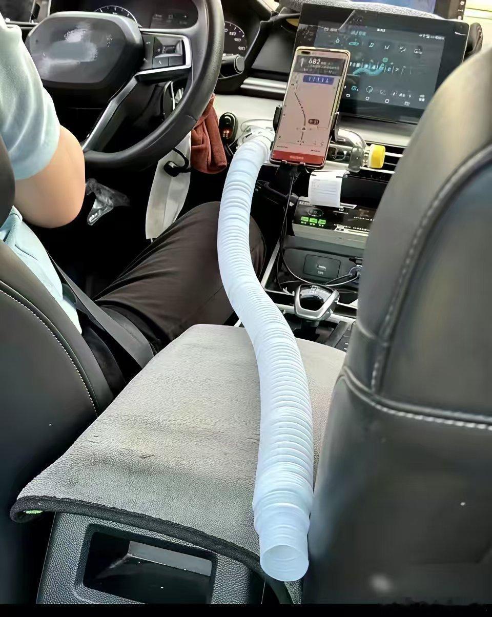 今天出门打了辆网约车，一上车就被师傅这贴心设计暖到了[允悲] ​​​