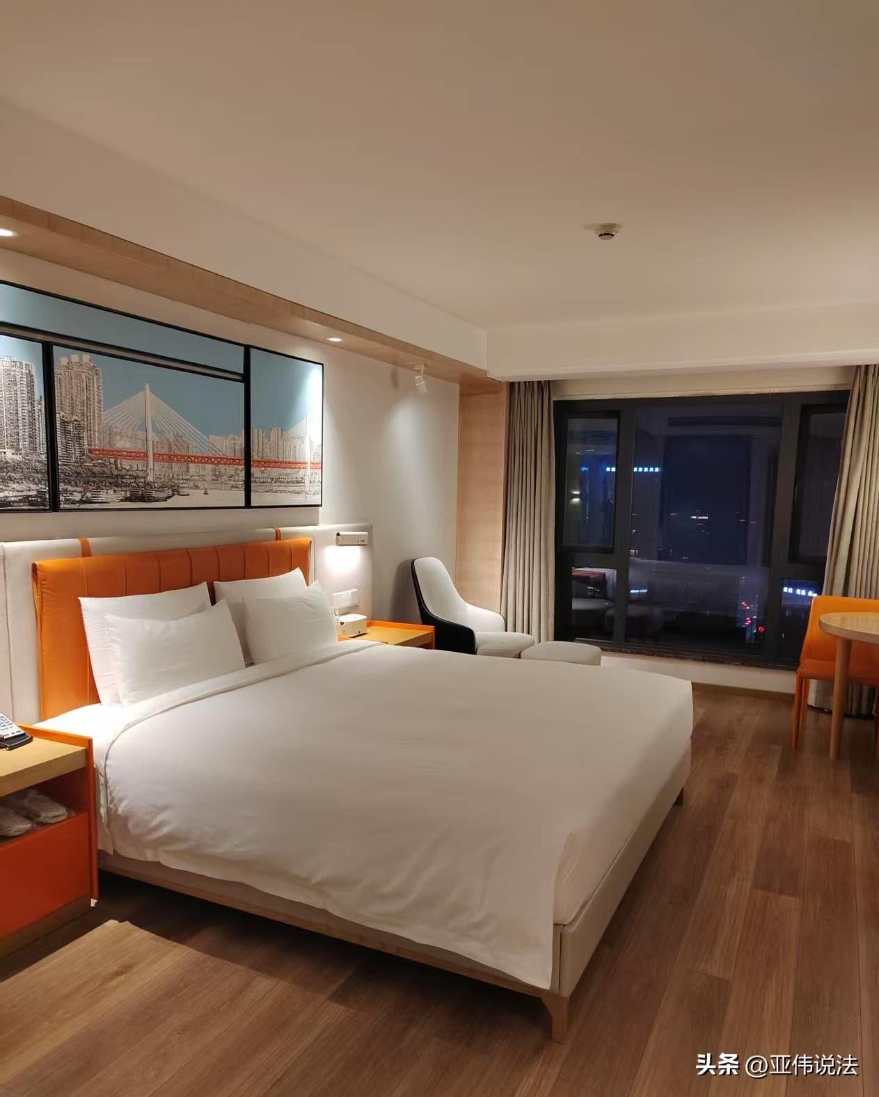 太糟心了！江苏南京，男子和女友早上在酒店亲密，谁知，就在浓情蜜意之时，窗边忽然传