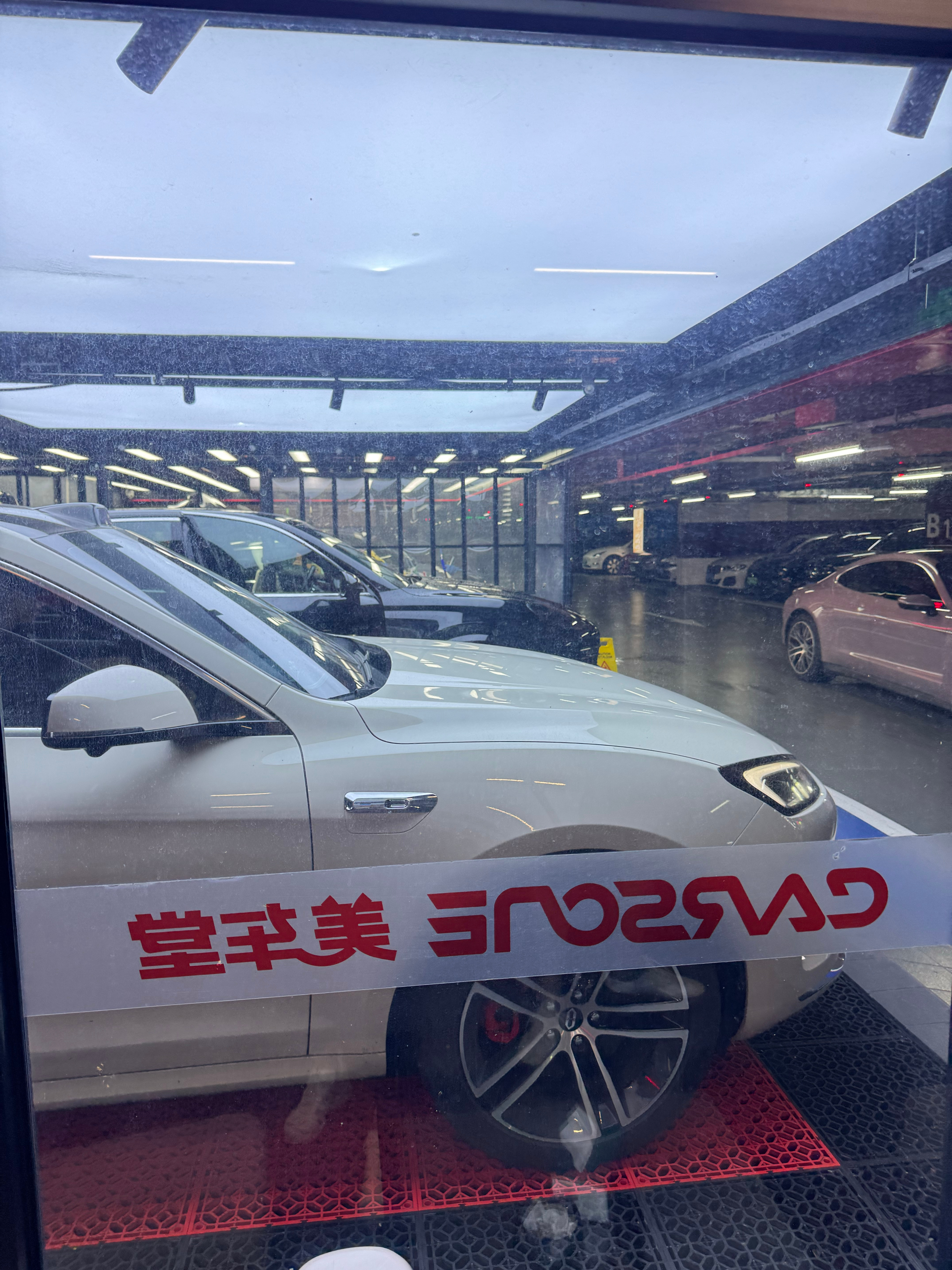 快四个月了，第一次给我的白马王子洗澡[嘻嘻]没看到进气格栅前，我还以为旁边是台黑