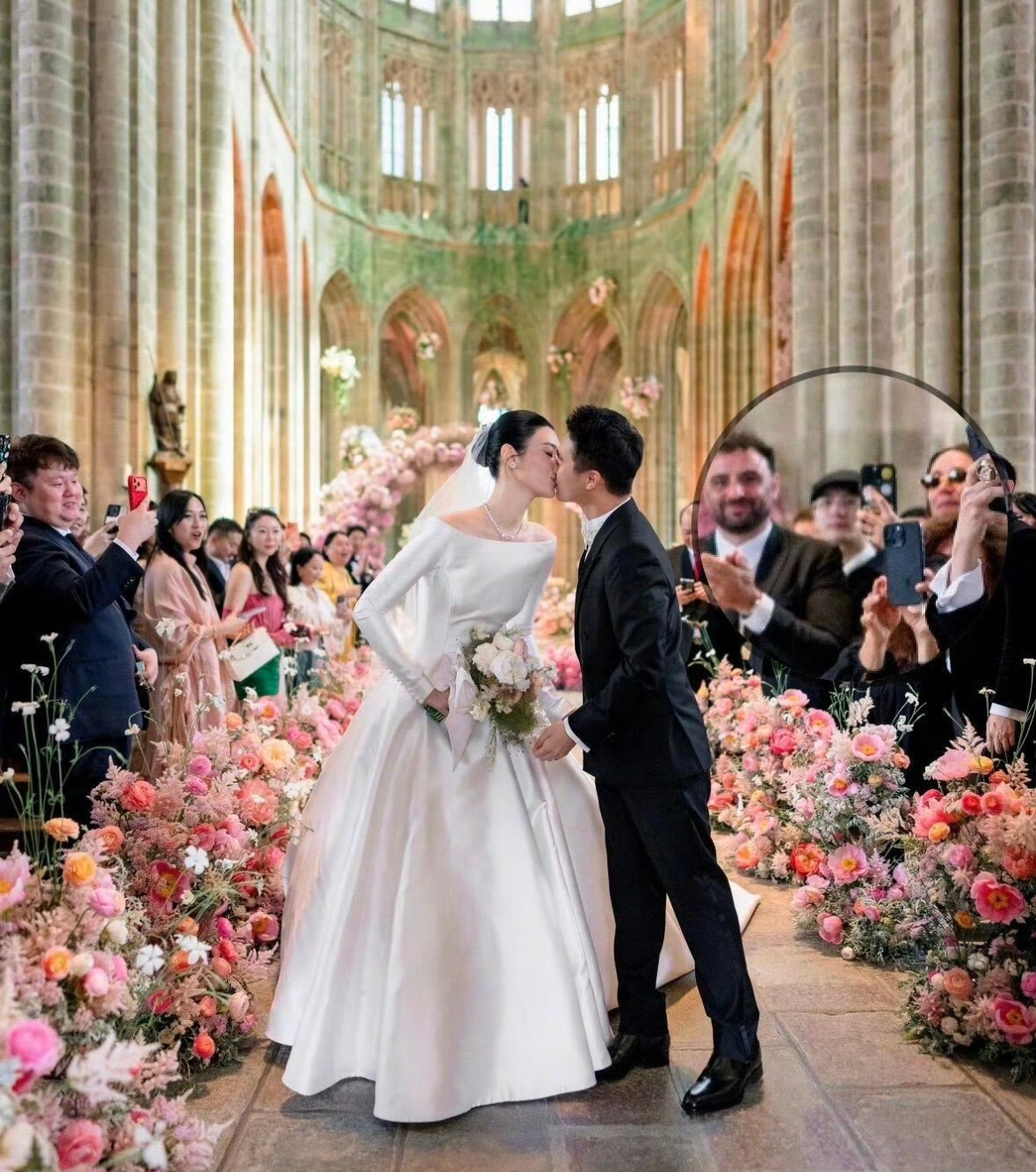 王嘉尔与何猷君婚礼嘉宾合照这场法国庄园婚礼，不只是豪门与顶流的同框，更像一面镜子