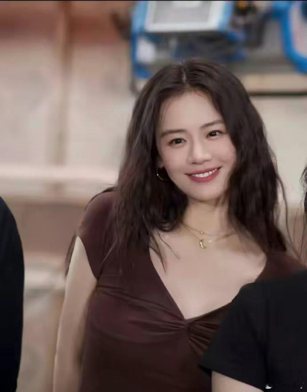 马思纯瘦回黎吧啦时期！最新路透美到发光，网友：这才是真正的她重现当年青春活力呢?