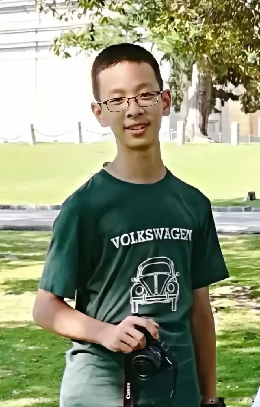 姜萍位列第12名，而站在她前面的，是那位光芒万丈的徐啸宇，堪称象牙塔里的天之骄子