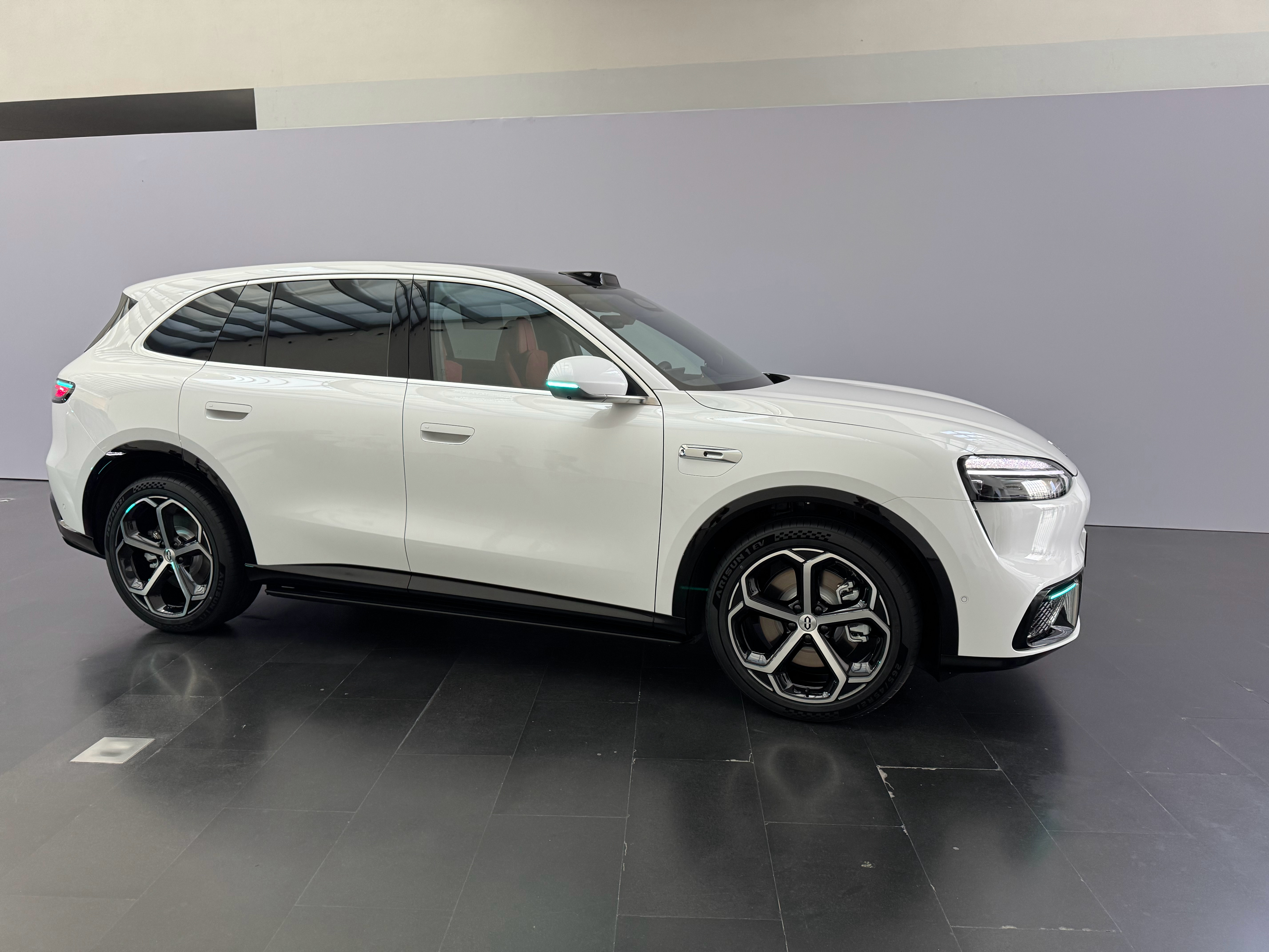 老规矩，给大家看看问界M6各款车色的实拍图听说还有一个保密色？另外这次颜色实车看