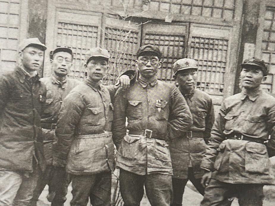 1937年初，傅钟、罗荣桓、谭政等人在红军大学（后改称中国人民抗日军事政治大学）