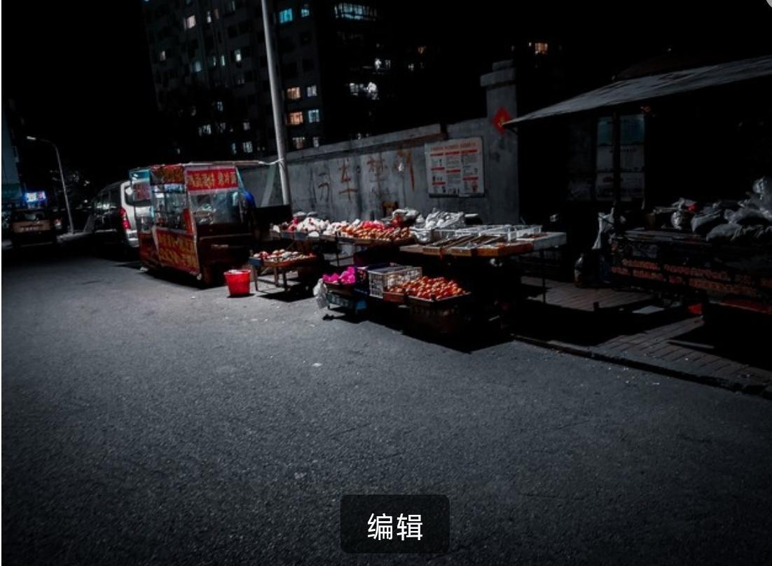 微头条（98字）
 
南京下马坊夜市人气火爆，高峰聚集百余家摊贩，但占道经营问题