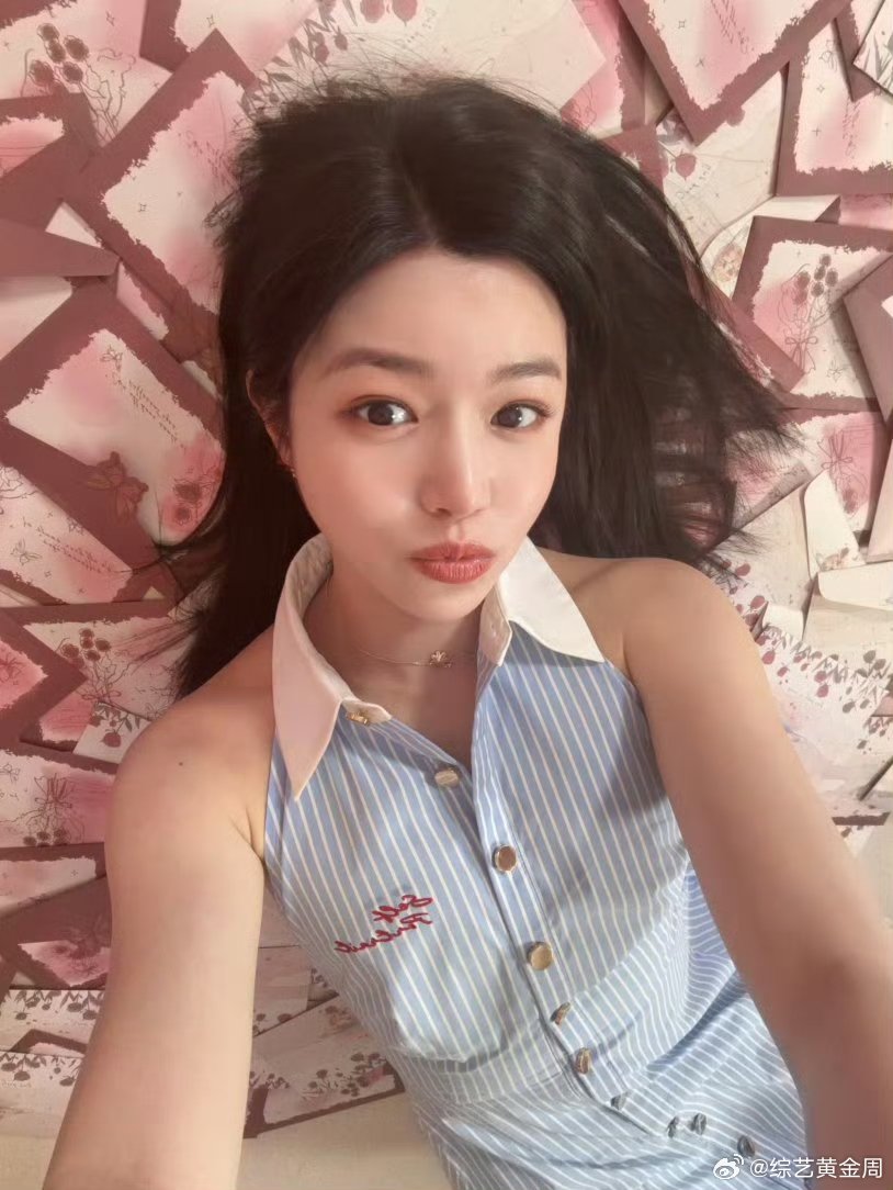 高卿尘的绅士手让陈妍希笑场了可可爱爱的互动上线✨高卿尘背后偷瞄 + 拘谨绅士手，
