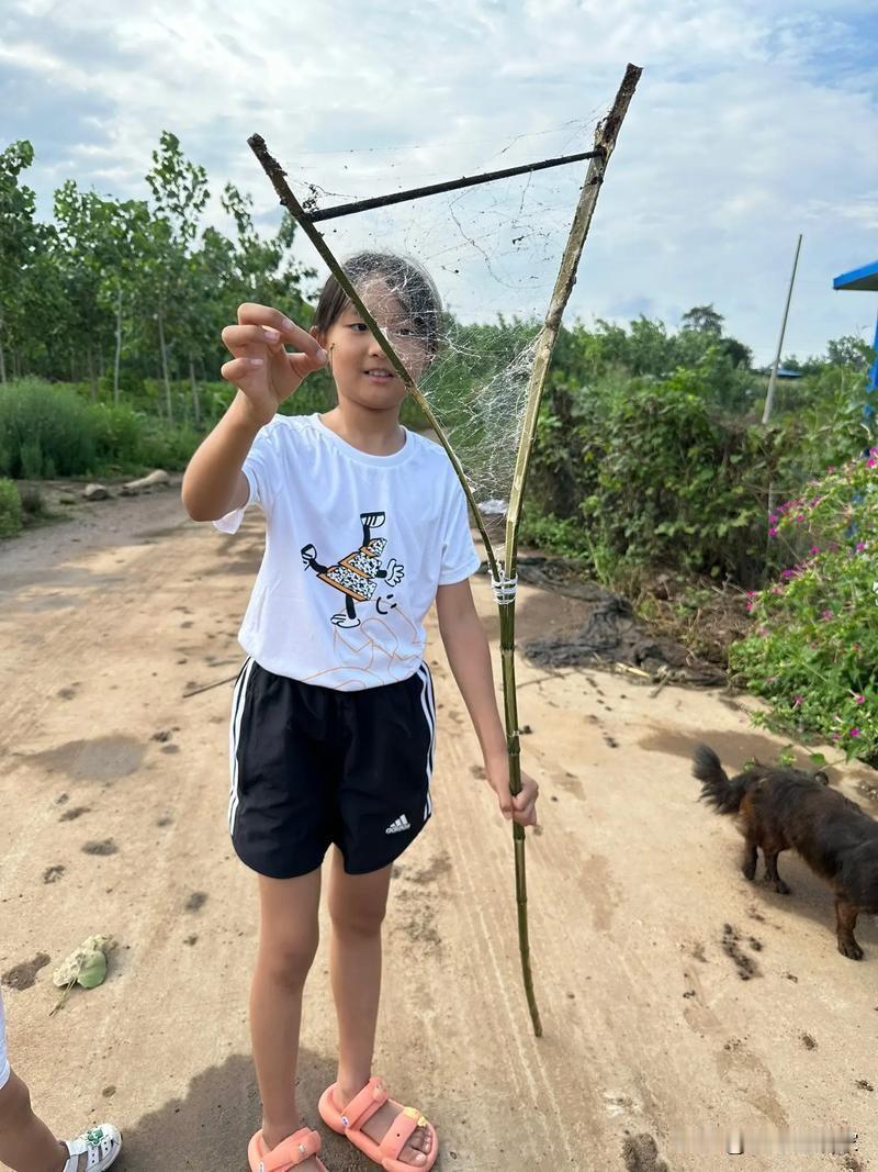 不知道从什么时候开始，我们小时候的夏天，再也回不来了。
 
还记得年少时的夏日，
