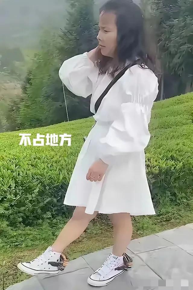 熊寡母又带着男助理直播了，说自己找的律师都是干实事的，反正自己是守法好G民，别人