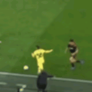 法布雷加斯这个操作够骚！拉拽，惹起56发火，红牌，自己没事。赛后道歉，自认为不符