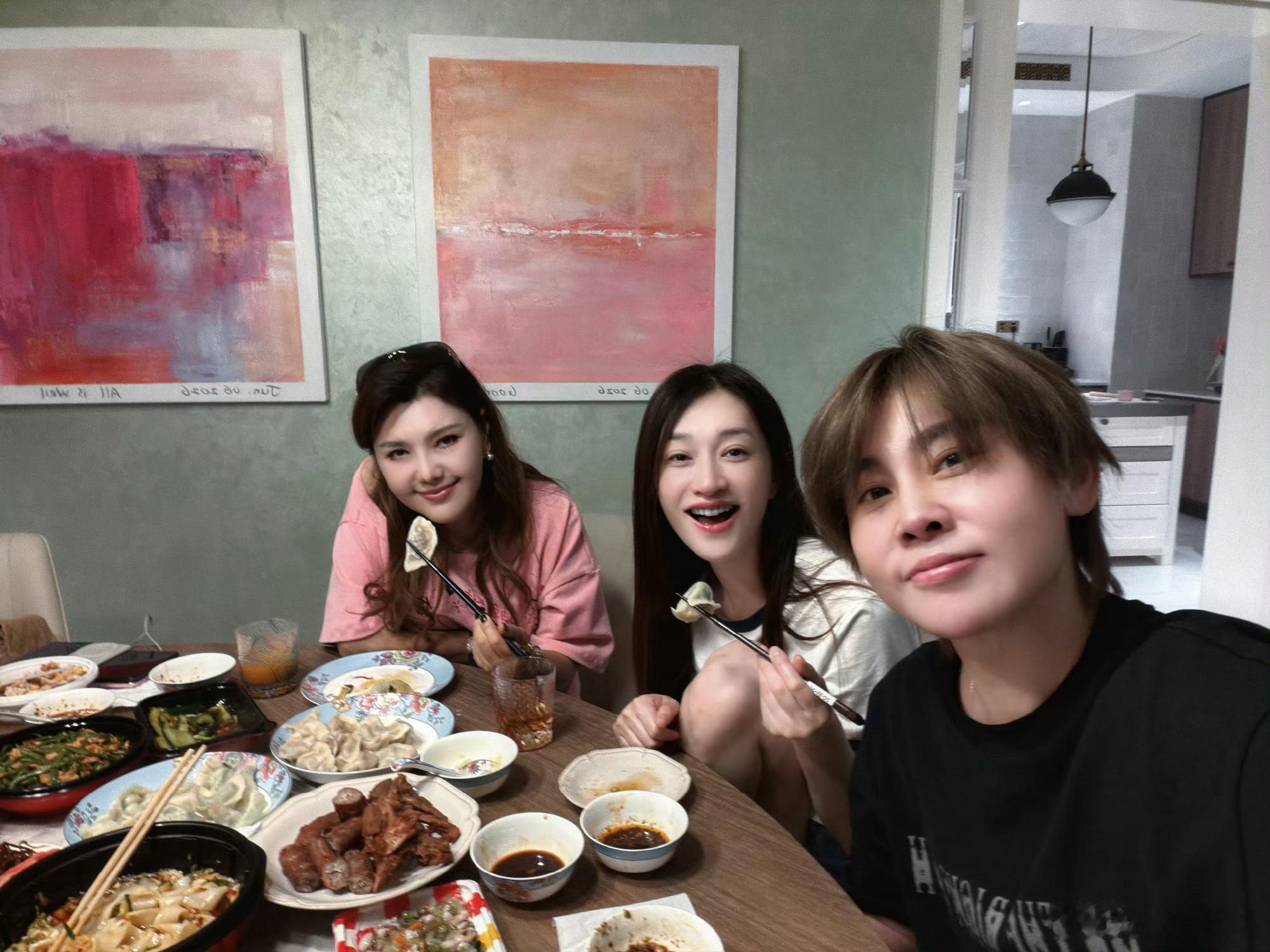 姐姐们又聚餐了李小冉王濛乌兰图雅又暖居了