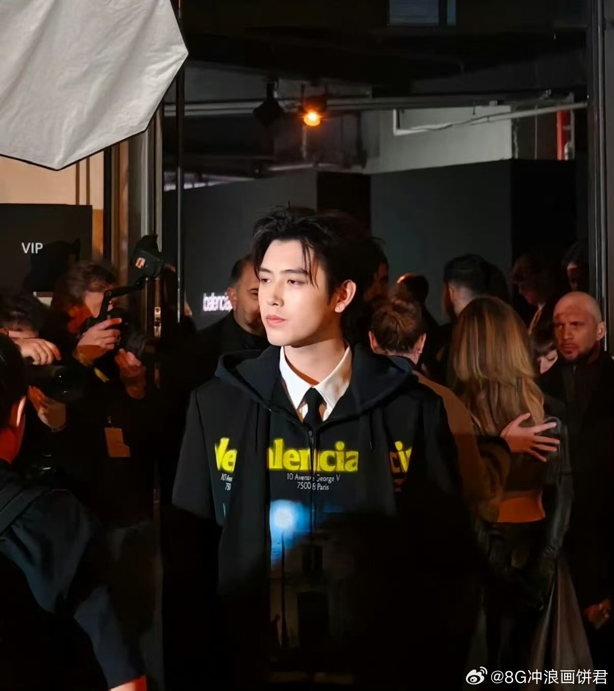 陈飞宇出个国帅成啥了 刷到陈飞宇出国造型直接被击中，不管镜头从哪个角度来都帅得稳